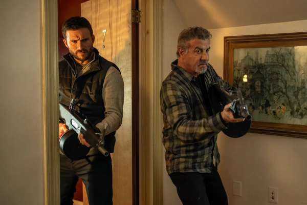 «Аларум» — самый бездарный шпионский боевик со Сталлоне и Иствудом-младшим в актерском составе – Архив статей